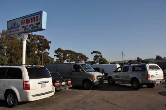 Foto em estacionamento nos EUA para mostrar na aduana mexicana que a Fiona estava lá. Não adiantou!